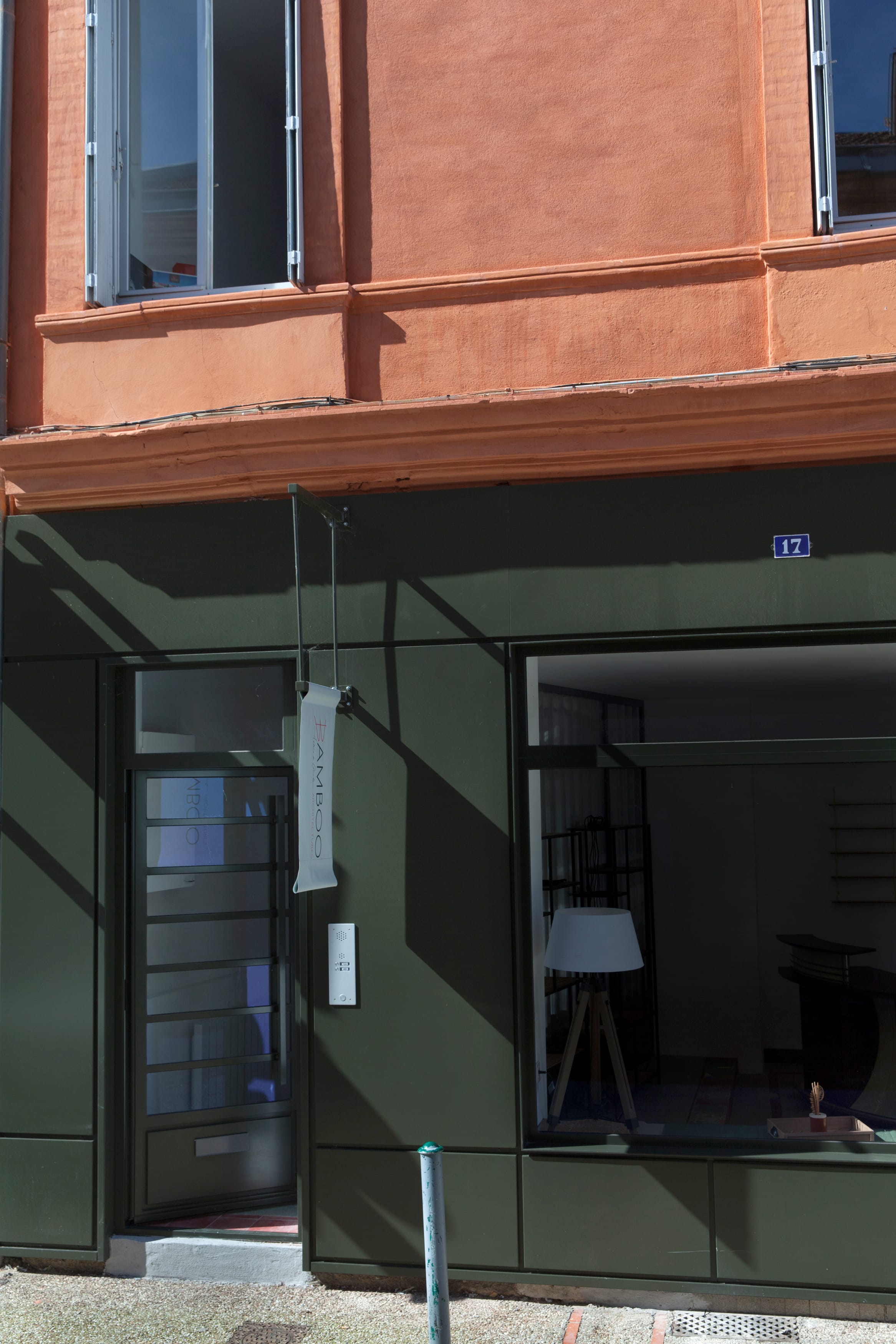 Devanture de l'agence Bamboo Architectures, façade en brique rose toulousaine et vitrine vert profond
