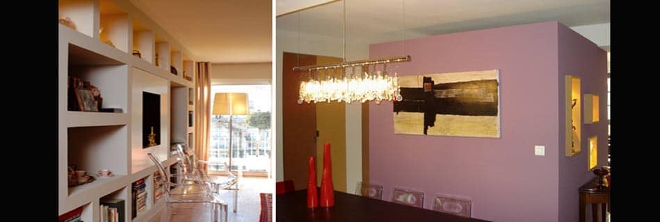 Bibliothèque toute hauteur en creux blanc côté séjour, et salle à manger au mur parme animée d'un tableau et d'un lustre à pampilles