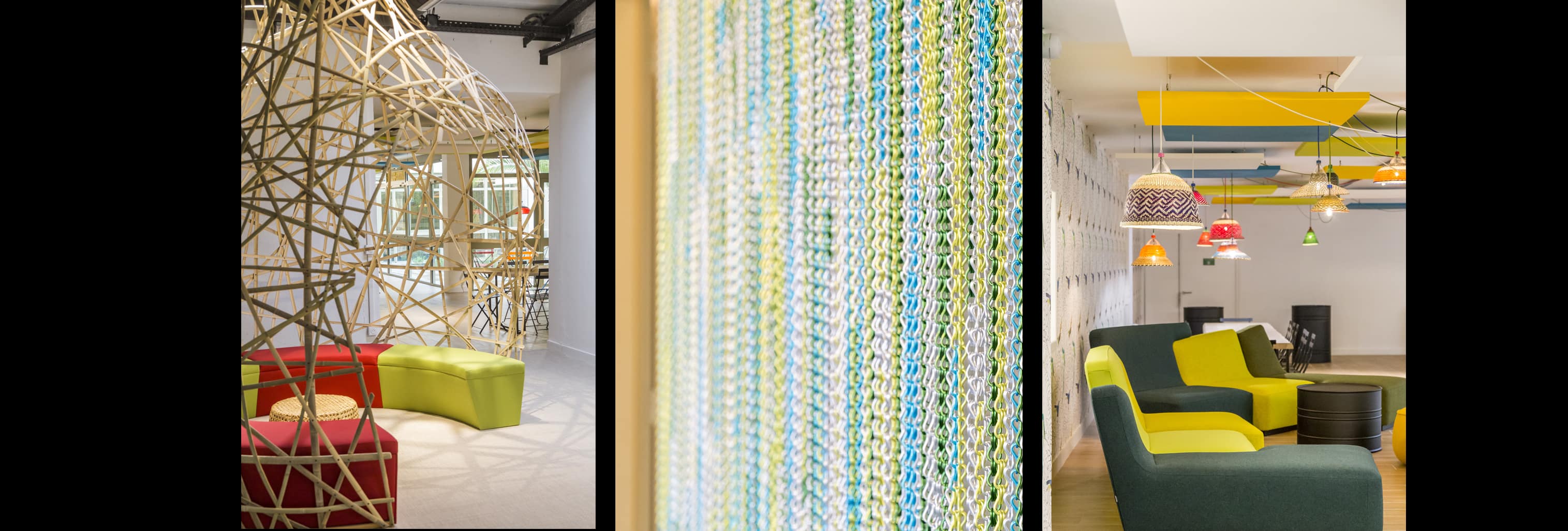 Structure-cocon en tiges d'osier tressées au-dessus de poufs rouge et vert, rideau tissé multicolore et salon aux fauteuils verts sous des suspensions en fibres recyclées