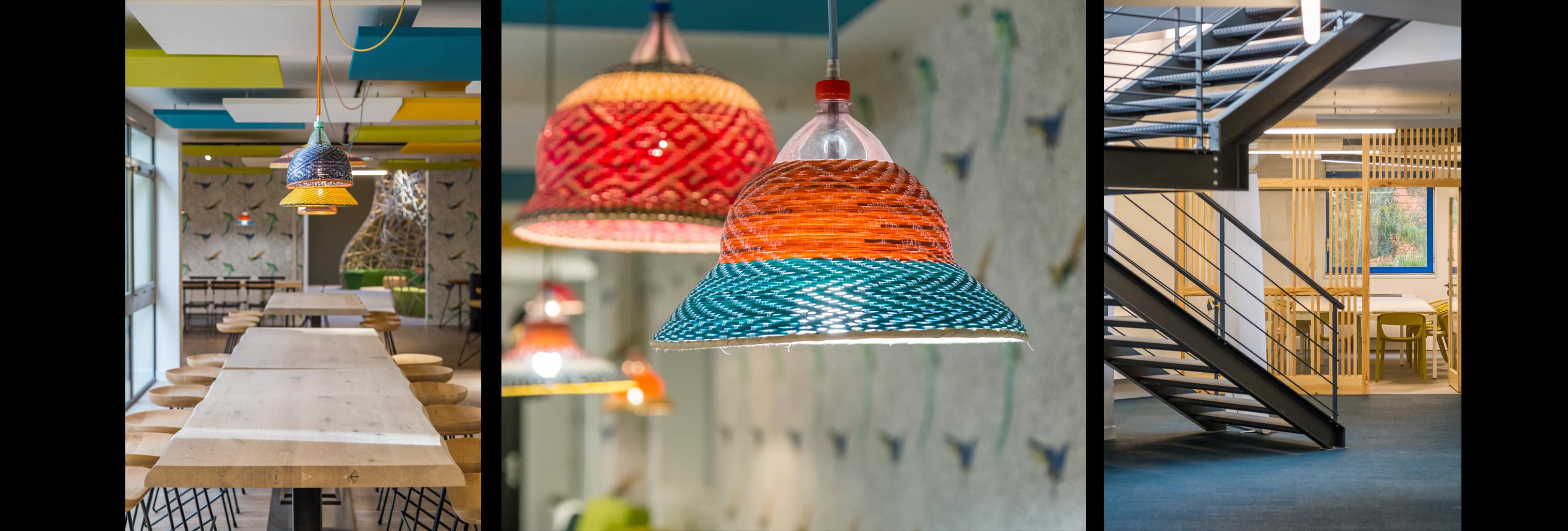 Grande table conviviale en bois sous des suspensions tressées colorées et papier peint à oiseaux, détail d'un luminaire en vannerie et bouteille recyclée, et escalier métallique noir desservant les espaces