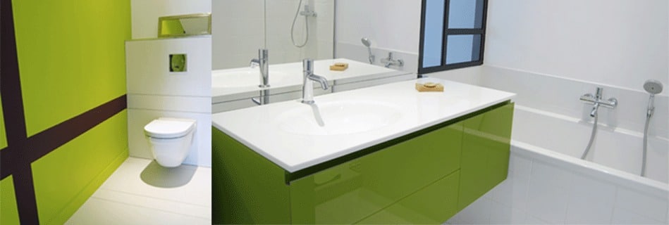 Salle de bain des enfants : WC au mur vert pomme et aubergine, meuble vasque laqué vert pomme au plan blanc, grand miroir et baignoire