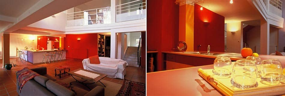 Le séjour double hauteur vu du salon vers la cuisine et la mezzanine, et détail de la cuisine bordeaux baignée de lumière chaude
