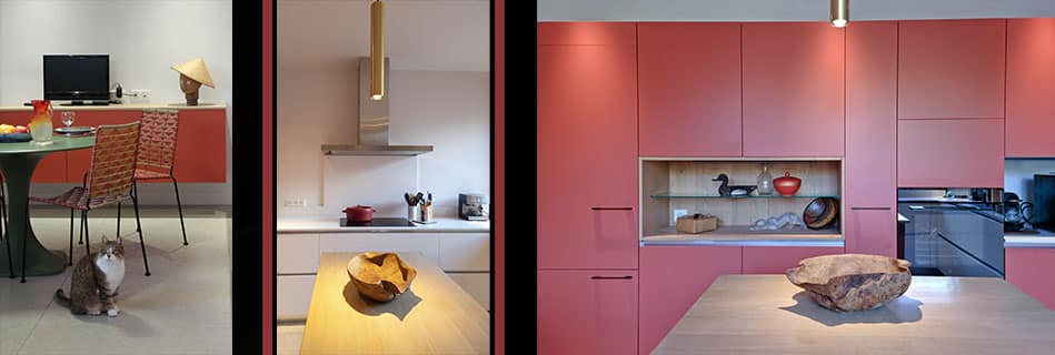 Coin repas et mur de meubles hauts terra cotta laqués avec niche ouverte, plan de travail blanc et hotte suspendue