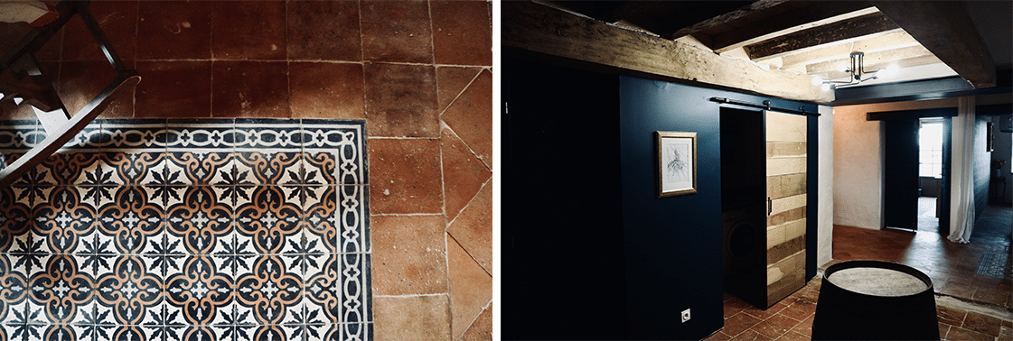 Détail des carreaux de ciment noir et blanc à motifs sur le sol en terre cuite, et couloir aux rangements bleu profond sous plafond bois