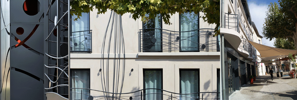 Façade de l'hôtel aux garde-corps en ferronnerie décorative et terrasse abritée d'une voile tendue