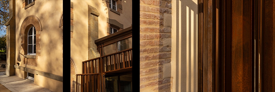 Fenêtres cintrées du couvent en pierre et brique, passerelle bois et jeux d'ombres sur les façades au soleil couchant
