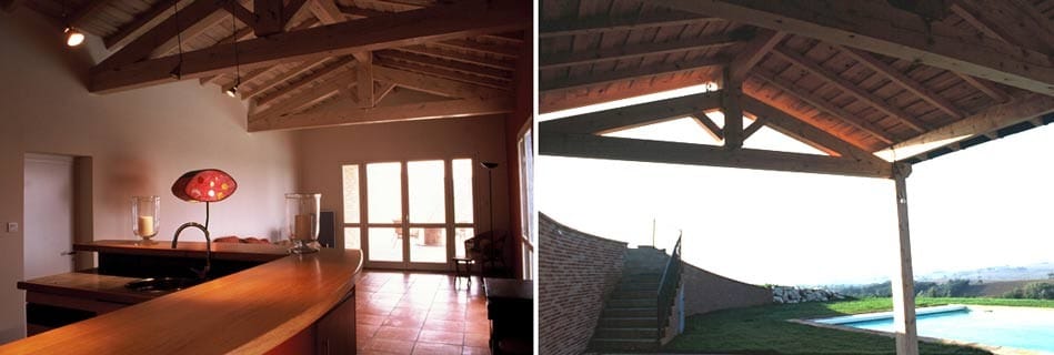 Séjour sous charpente bois apparente avec bar en bois et sol en terre cuite, et terrasse couverte ouvrant sur l'escalier et la piscine en contrebas