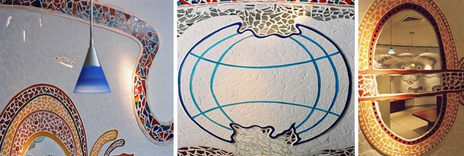 Détails des mosaïques céramiques colorées : arabesques, globe stylisé bleu et miroir ovale cerné de mosaïque